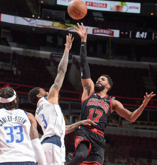 包含江苏队逆转爵士，拉文状态火热的词条